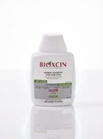 شامپو بیوکسین مدل کلاسیک مخصوص گیاهی موهای چرب ضد ریزش Bioxcin (حاوی بایوکمپلکس B11 لیپوزومال، کنترلکننده چربی کف سر، تقویتکننده و محرک رشد مجدد مو - ۳۰۰ میلیلیتر) - تصویر 2