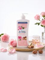 لوسیون بدن آبرسان و صاف‌کننده سنت ایوز مدل St. Ives Rose & Argan Oil حجم ۶۲۱ میلی‌لیتر (حاوی عصاره گل رز و روغن آرگان ۱۰۰٪ طبیعی، بدون پارابن، مرطوب‌کننده ۲۴ ساعته و درخشان‌کننده پوست) - تصویر 2
